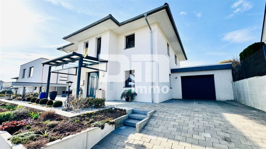 Luxeriöse Stadtvilla mit exklusiver Ausstattung in Traumlage mit vielen hochwertigen Extras - Frontansicht / Vorgarten / Garage / Parkplätze